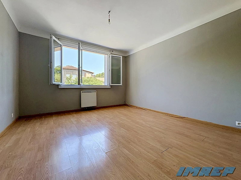 Type 3 , 12 Bd de Roquevaire 13009