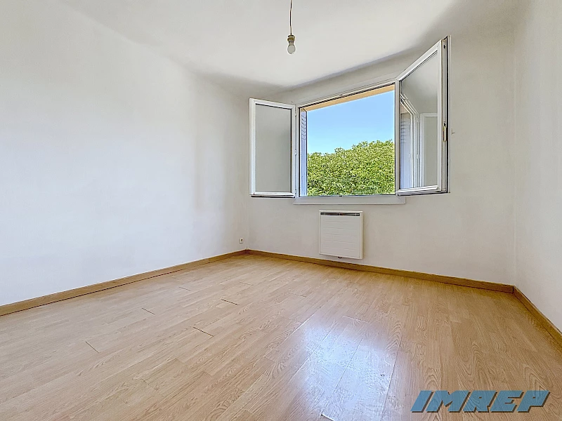 Type 3 , 12 Bd de Roquevaire 13009